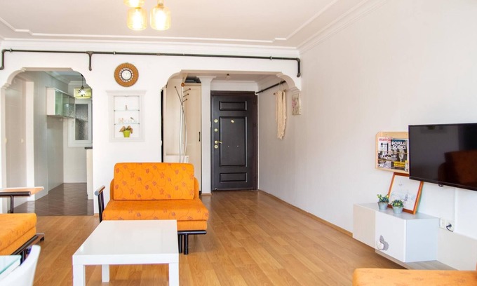 Konak Apartment | Spacious House in Konak with Balcony