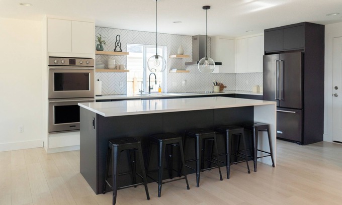 Mill Plain House | Spacious house in Vancouver with Private Movie Theater and Golf Simulator!