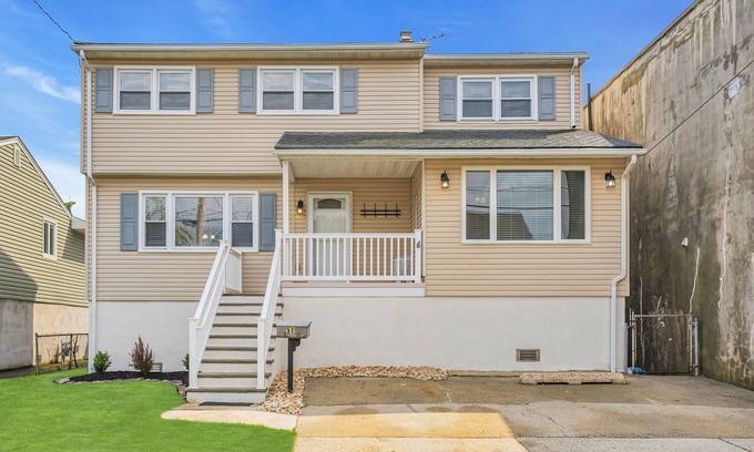Highlands House | Spacious house near Sandy Hook Beach perfect for families!