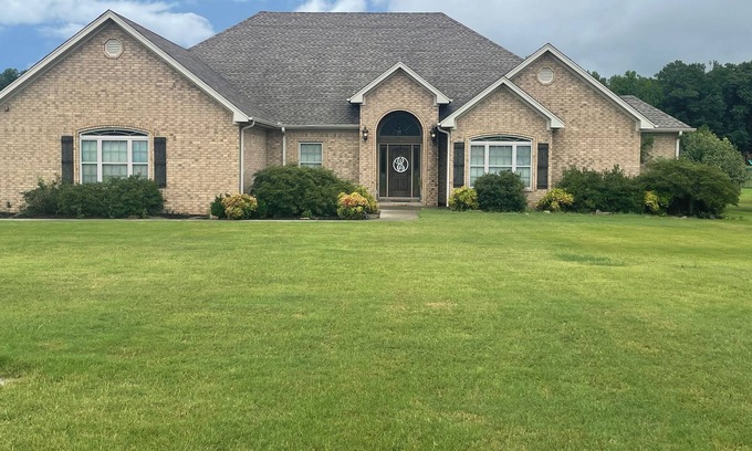Dardanelle House | Spacious house perfect for entertaining with pool located on local golf course.
