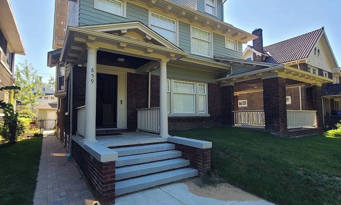 Cleveland House | Spacious House with WiFi via Cultural Gardens in Cleveland