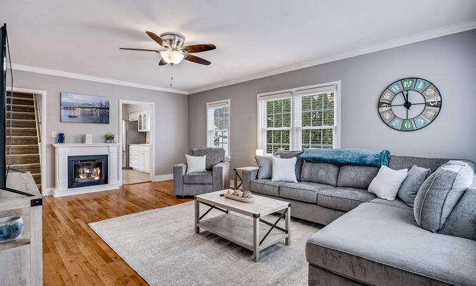 La Crosse House | Spacious & Immaculate Dog-Friendly Gem, Near UWL, Washer/Dryer & Fire Pit!