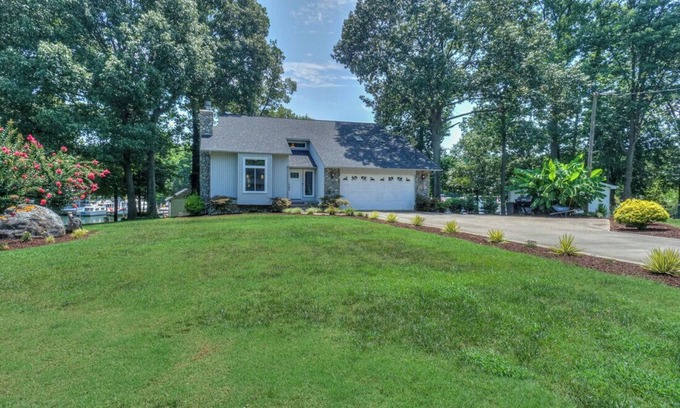 Mayhew House | Spacious Lake Front 5-bedroom house on Lake Norman with WiFi