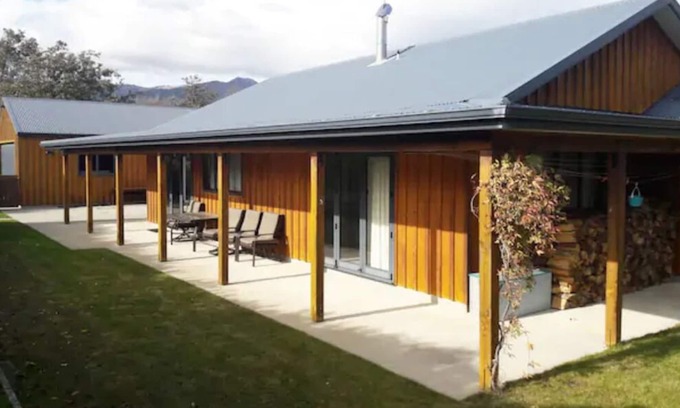 Lake Hawea House | Spacious Lake Hawea Home- 15 Mins from Wanaka
