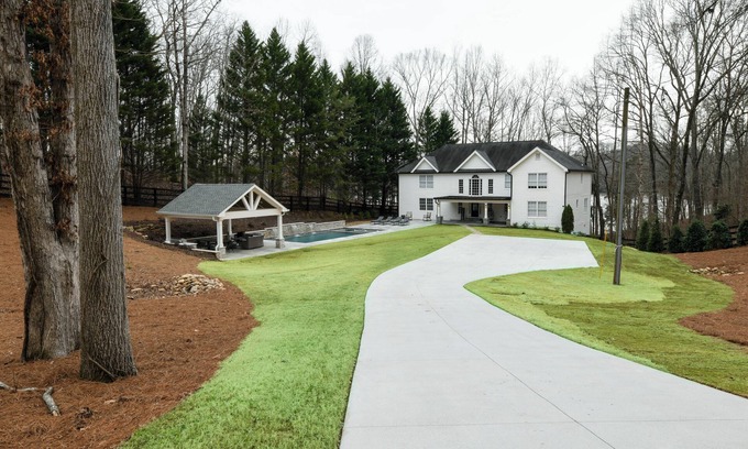 Dawsonville House | Spacious Lake House with Dock and Swimming Pool