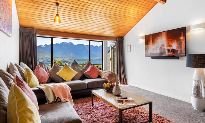 Fernhill House | SPACIOUS LAKE VIEW LUXURY SPA TOWNHOUSE WALK TO TOWN