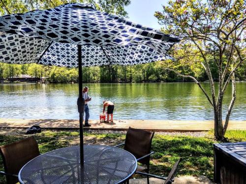 Mid America House | Spacious Lakeside Country Getaway!