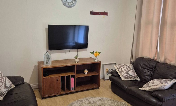 Northampton House | Spacious Large 4BR Home Train Station University