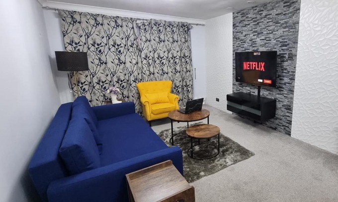 Luton Apartment | Spacious Large House - Very close to M1 - Walking distance to L&D Hospital - Contractor Friendly - Large groups