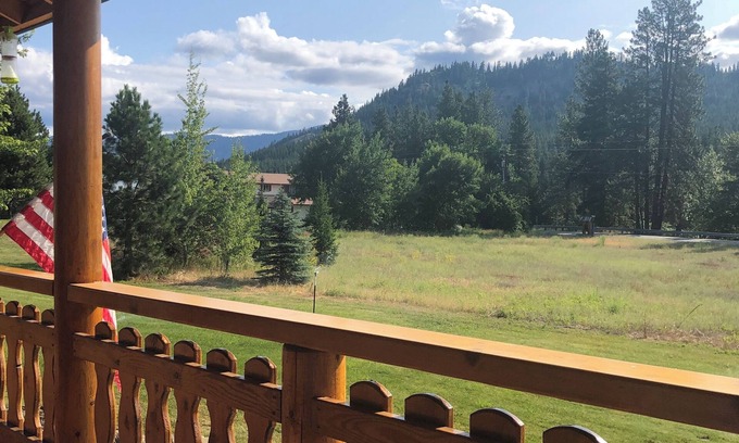Leavenworth House | Spacious Leavenworth Log Home in a Peaceful Setting