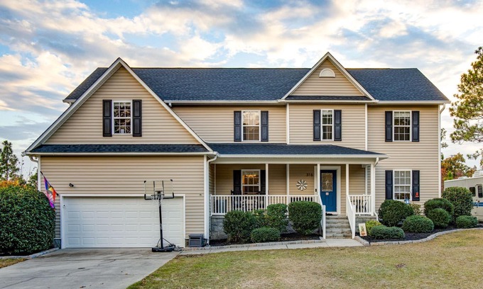 Lexington House | Spacious Lexington 4bed on 2.5 acres with Media Room and 6 TVS!!