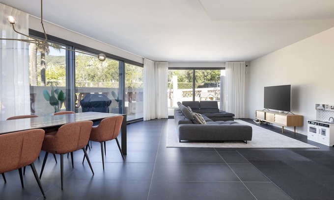 Sarria House | Spacious, Light-Filled Haven in Prestigious Sarria - Casa Grases