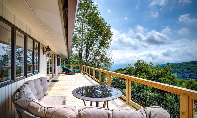 Seven Devils Cabin | Spacious lodge with magnificent mountain views, fireplace and hot tub.