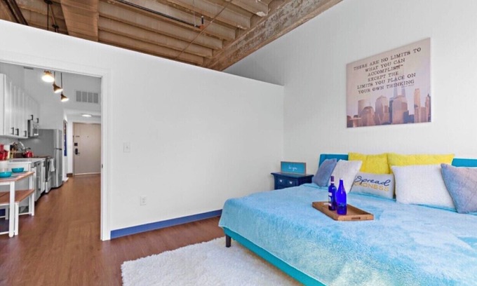Newark Apartment | ⭐️Spacious LOFT W/King BD + Free Parking Near EWR✈️ NYC🗽❤️ & 🇺🇸 DREAM Mall ⭐️