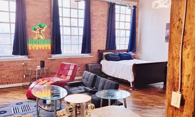 Detroit Apartment | Spacious Loft w/Riverfront Views & Comfort!