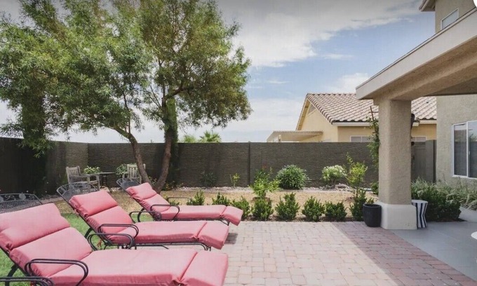 Sovana House | Spacious lovely 5-bedroom home in quiet cul-de-sac near the famous Strip.