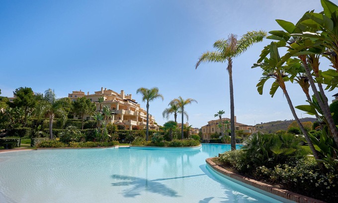 Benahavis Apartment | SPACIOUS LUXURY APARTMENT WITH SWIMMING POOLS, SPA AND GYM ON COSTA DEL SOL