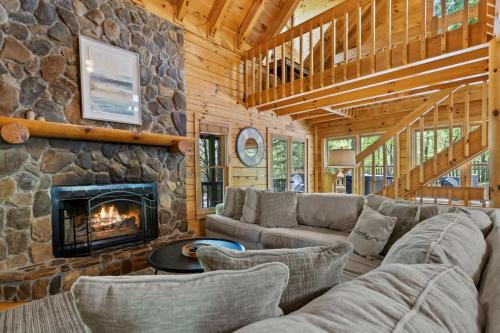 Blue Ridge House | Spacious luxury Lake Blue Ridge forest cabin an spa