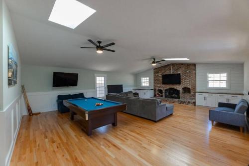 Green Meadow House | Spacious Midtown Ranch- 10 min to Wrightsville