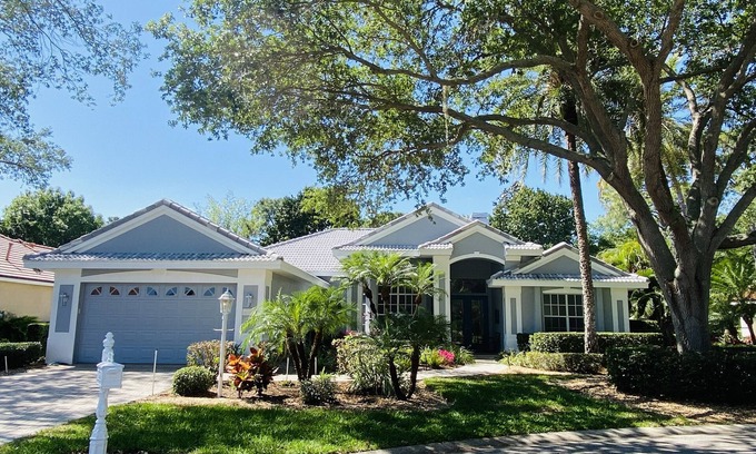 Braden River House | Spacious, Modern and Luxury Home in Gated Golf Community w Private Pool