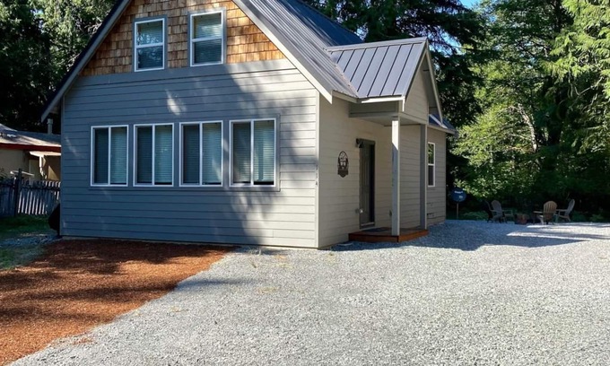 Paradise Estates House | Spacious Modern Cabin! 5mi to Park w/Hot Tub & Wifi