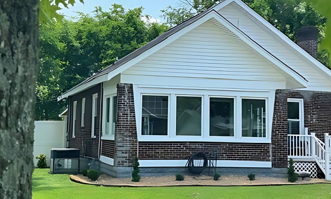Lebanon House | Spacious, Modern & Convenient Retreat in Historic Lebanon, TN, Sleeps 12