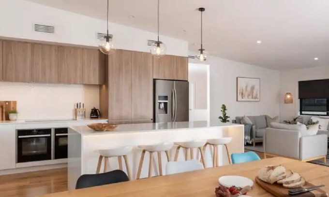 Titirangi House | Spacious Modern Family Home