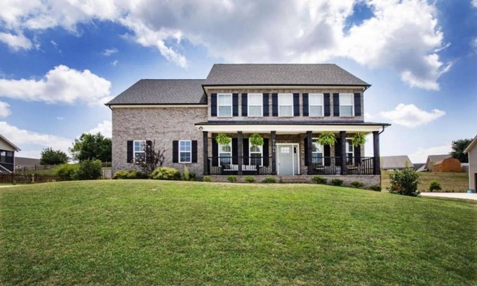 Ashley Oaks House | Spacious & Modern Home only 50 mls from Smoky Mtns