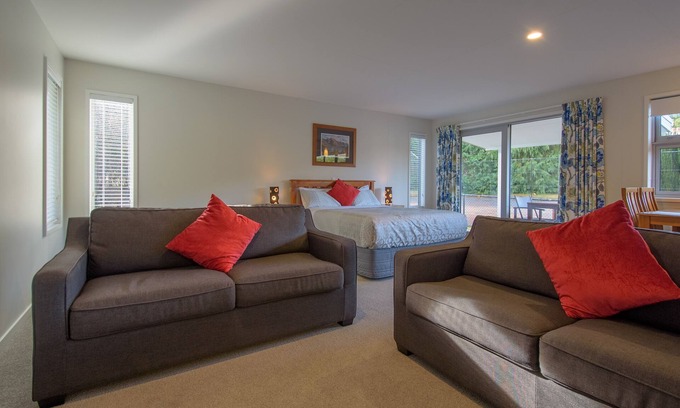 Speargrass Flat Apartment | Spacious, Modern Studio Apartment below Coronet Peak
