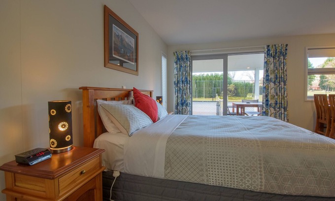 Speargrass Flat Apartment | Spacious, Modern Studio Apartment below Coronet Peak