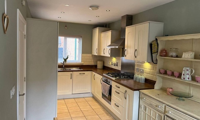 Peterborough House | Spacious & Modern Retreat ~ Garden ~ Free Parking!