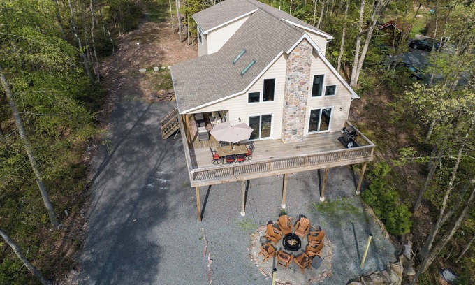 Jim Thorpe Ski Chalet | Spacious Mountain Chalet For Groups & Family Reunions with Pool & Lake Access!