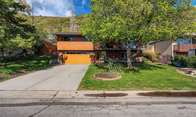 Mount Olympus House | Spacious MTN Retreat Near Ski Resorts, hot tub, home office, and Pet-Friendly