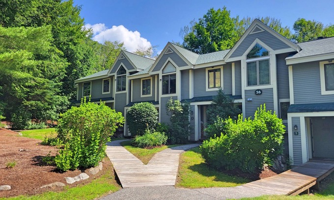 Lincoln House | Spacious, multi-level, AC/FP, pet-friendly, swim club. F2603 by LRS