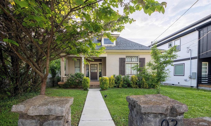 East Nashville House | Spacious Music Row Stay-2BR-Sleeps 6 Near Broadway