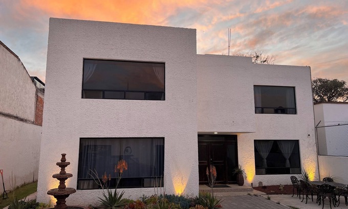 Jurica House | Spacious 6-bedroom house in exclusive Jurica Campestre with high-speed internet