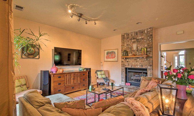 Salemtown House | Spacious Nashville Townhome - 1 Mi to Downtown!