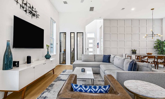 Austin House | Spacious, Near Downtown & Mueller | Urban Elegance