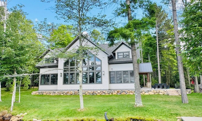 Three Lakes House | Spacious new lake home on world's largest chain of lakes, golf course, trails