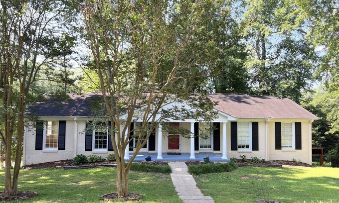 Tuscaloosa House | Spacious, newly updated, classic style close to UA campus. Sleeps 10