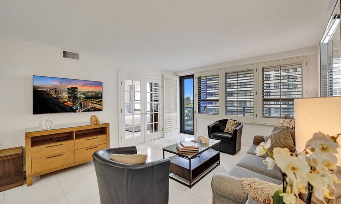 Seybold Apartment | Spacious Ocean View Condo with Beach Service and Resort Amenities 609