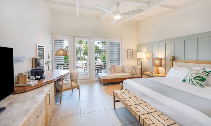 Islamorada House | Spacious Ocean View Accommodation w/Patio! Beachfront Property w/Outdoor Pool!