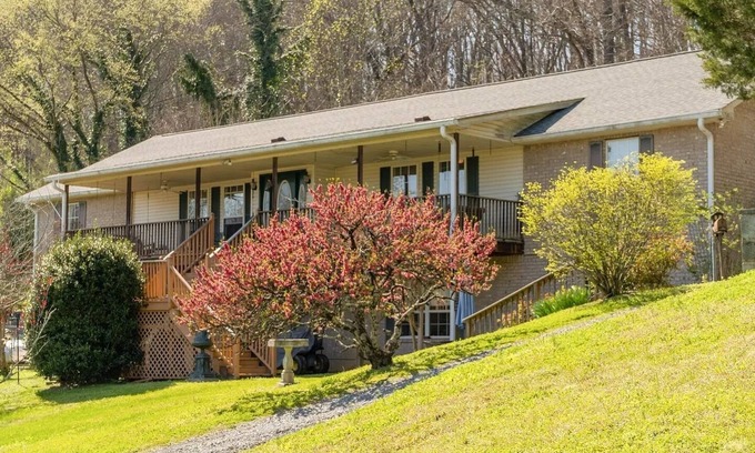 Goodlettsville House | Spacious Peaceful Retreat on 5 Acres near Nashville w/Wheelchair access