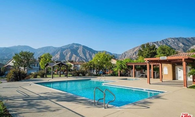 Sylmar House | Spacious & Peaceful 4 bedroom Mountain House near Studios, Hiking and Hollywood
