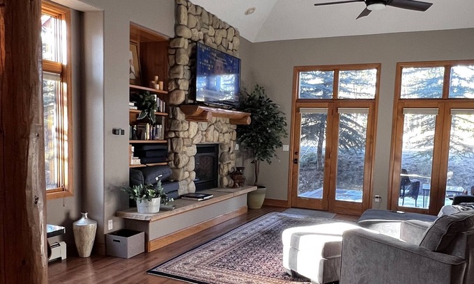 Tabernash House | Spacious, peaceful retreat to gather with friends and family near Winter Park.