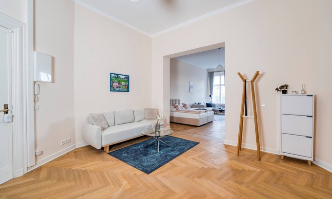Wilmersdorf Apartment | Spacious & Private Apartment, Sleeps 6, Family & Group Friendly, 70m to Metro