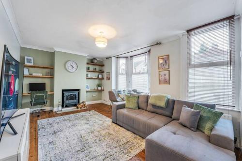 Dartford Apartment | Spacious Private Apartment in Central Dartford with Free Parking TFL Zone 6