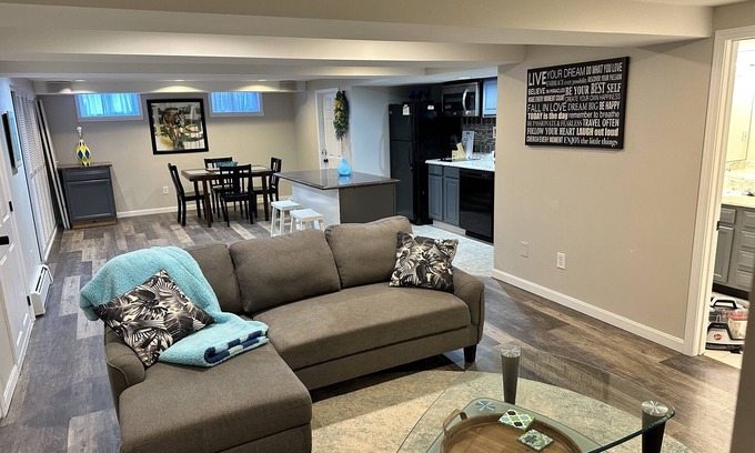 Lyndon House | Spacious, private1 bed/1bath w/steam sauna