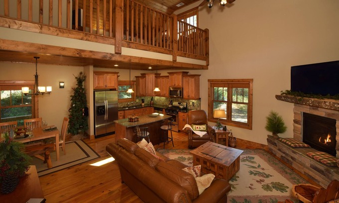 Lenoir Cabin | 🍁Spacious Pvt 3-Level 2-Deck Lodge🍁2Grt Rm/3K/2T/3Bunk🍁Fireplace🍁Foosball🍁