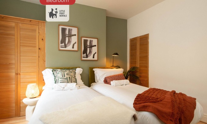Leicester Apartment | Spacious, Quirky Home - Wi-Fi, Parking & Courtyard